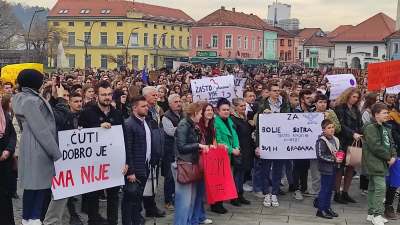  Tuzla: Učenici i studenti protestuju zbog poskupljenja prevoza 