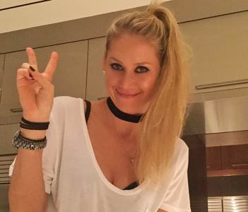  Ana Kurnjikova u invalidskim kolicima 