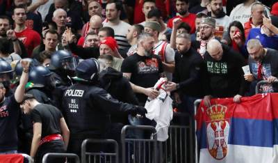  Policija tražila da navijači Zvezde sklone zastavu o Kosovu 