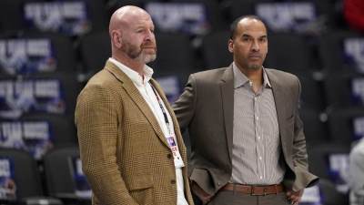  Niko Herison i Rob Pelinka snimljeni dok su dogovarali trejd 