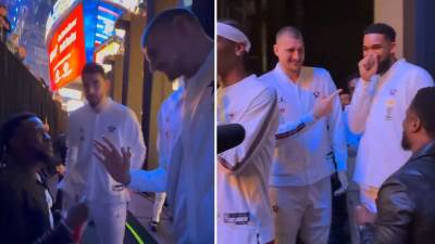  nikola jokic u razgovoru sa kevinom hartom 