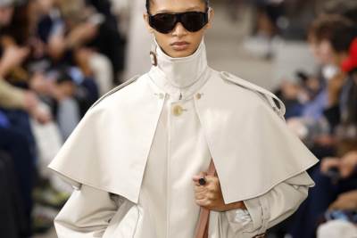  Kratak trenč mantil je hit proleća 2025 