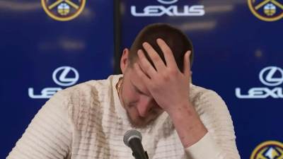  nikola jokic se uhvatio za glavu zbog pitanja novinara na konferenciji 