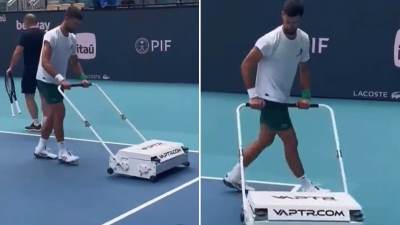  Novak Đoković sušio teren sa mašinom 