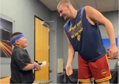  djecak zagrlio nikolu jokica 