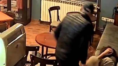 Policajac iz Srbije tukao bivšu djevojku Policajac iz Srbije tukao bivšu djevojku