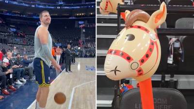 Navijači LA Klipersa na tribinama sa balonima u obliku konja Navijači LA Klipersa na tribinama sa balonima u obliku konja