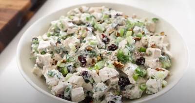 Recept za ćureću salatu sa orasima i mladim lukom Recept za ćureću salatu sa orasima i mladim lukom