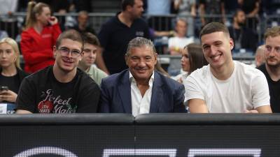  Nikola Đurišić i Nikola Jović gledaju meč Partizana i Mege 