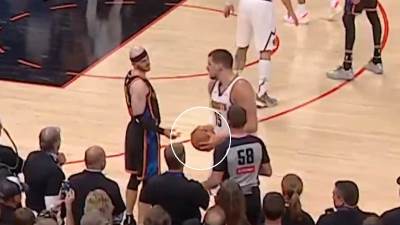  Nikola Jokić dirao loptu znojavim rukama 