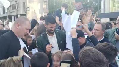  Novak Đoković dijeli autograme na otvaranju terena u Beogradu 
