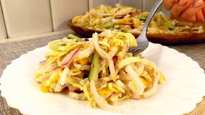  salata sa bijelim mesom, omletom i povrćem 