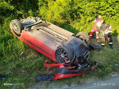  Auto završilo na krovu u udesu u Saračici 
