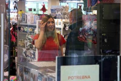  Nevena Models radi u kineskoj radnji 