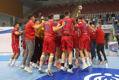 Metaloplastika tvrdi da je direktor Vojvodine pljuvao njihove igrače Metaloplastika tvrdi da je direktor Vojvodine pljuvao njihove igrače