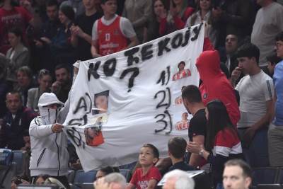  Košarkaši Budućnosti dočekani sa uvredljivim transparentom u Beogradu 
