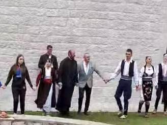  sveštenik u nevesinju poveo kolo s narodom 