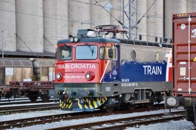  Luksuzni evropski plavi voz 