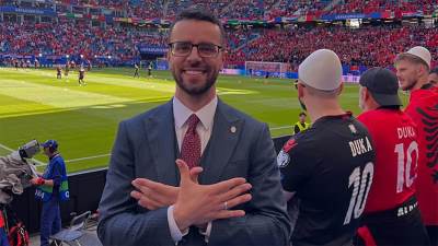  Albanski novinar pozvao sve da pokazuju orla dok slave gol 