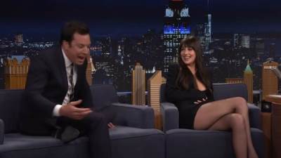  dakota džonson u mini haljini kod džimija felona 