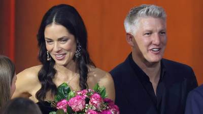  Bastijan Švajnštajger sa novom djevojkom 