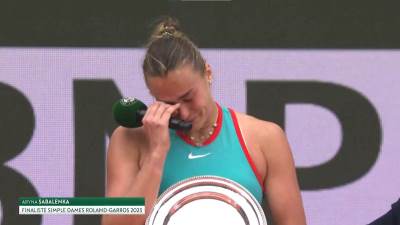  Arina Sabalenka zaplakala poslije finala Rolan Garosa  