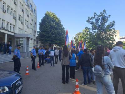 Okupljanje sds ispred Okružnog suda u banjaluci Okupljanje sds ispred Okružnog suda u banjaluci