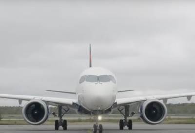  Avion izleteo sa pista i završio na travi 