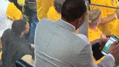  Stiven Ej Smit uhvaćen kako igra igrice tokom utakmice 