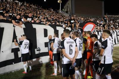  Grobarti tražili od fudbalera Partizana da skinu dresove i da Ilija Stolica ode 