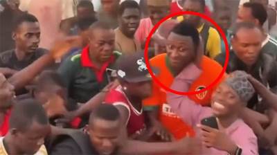  Umar Sadik u rodnom selu u Nigeriji 