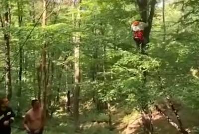  Nezgoda na paraglajding takmičenju: Kraljevčanin sletio na drvo, spašen nepovrijeđen (FOTO) 