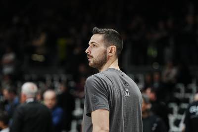  Navijači Crvene zvezde gađali Papapetrua ajfonom od 1.000 evra  