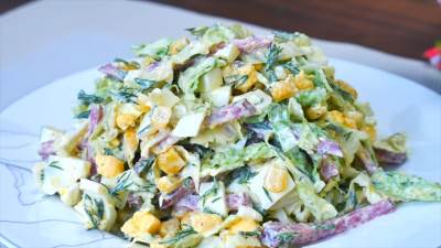 salata sa kuvanim jajima, kupusom i kobasicama salata sa kuvanim jajima, kupusom i kobasicama
