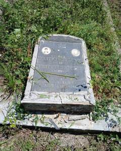  Polupani spomenici na pravoslavnom groblju kod Kladnja 