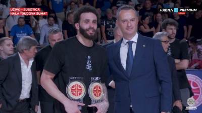 Vašington dao pehare najmlađim košarkašima Partizana Vašington dao pehare najmlađim košarkašima Partizana