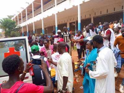  Poginulo 29 đaka u stampedu nakon eskplozije 