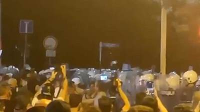  Snimak incidenta nakon protesta na Slaviji: Jedan policajac je zadobio povrede (Video) 