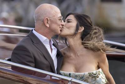  Poljubac Džefa Bezosa i Loren Sančez sa svadbe o kojem bruji svijet 