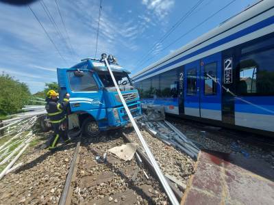  Teška nesreća u Hrvatskoj: Kamion podletio pod putnički voz 
