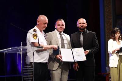  Ramo Isak uručio sinu Rusmiru zlatnu značku na obilježavanju Dana policije u FBiH 