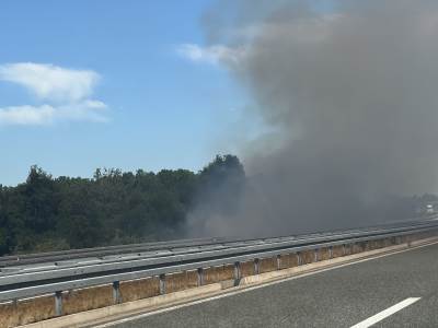  Požar kod auto-puta "9. januar": Gust dim smanjuje vidljivost (FOTO) 