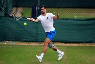  Đoković na Vimbldonu trenirao sa steznikom na koljenu 