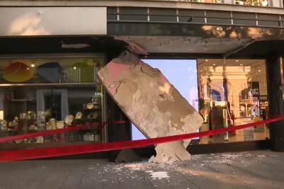 Srušio se dio nadstrešnice u Beogradu Srušio se dio nadstrešnice u Beogradu