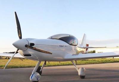 Mali avion se srušio na aerodromu u Londonu Mali avion se srušio na aerodromu u Londonu