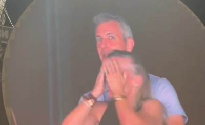  Endi Bajron na koncertu Coldplay sa ljubavnicom 