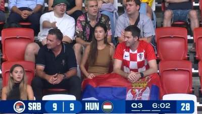  navijac u dresu hrvatske podrzavao srbiju 