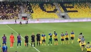  Fudbaleri Oleksandrije izašli ogrnuti ukrajinskim zastavama 