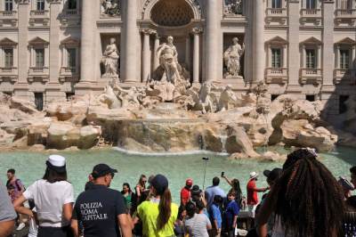  Turisti svakog dana ubace hiljade evra u Fontanu di Trevi 