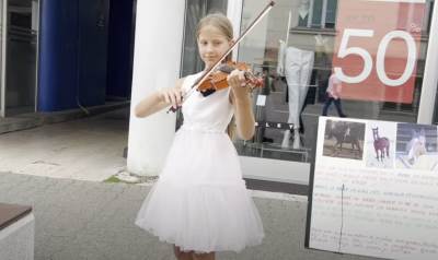  Djevojčica u Gospodskoj svira violinu  